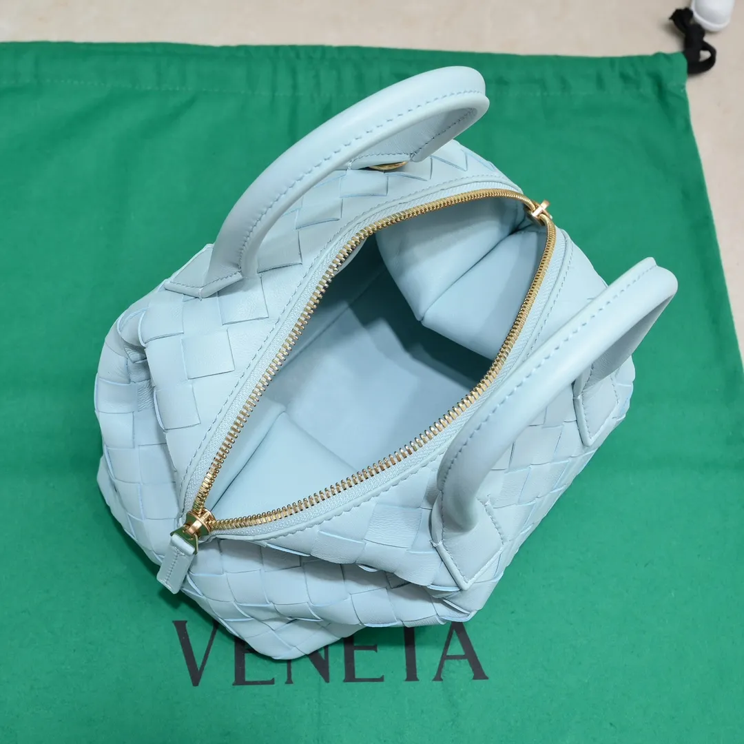 Batch 1560 #Bv Small Intrecciato woven leather bowling bag with detachable crossbody strap, single interior flat pocket, zipper closure "Classic weaving craftsmanship" is an indispensable symbol of the brand🔥. The meticulous weaving craftsmanship not only makes the bucket bag show a sense of high-end, but also adds a sense of agility to it, exuding a simple and elegant beauty. It is made of soft and delicate sheepskin texture. It is light and comfortable, and reveals a sense of high-end everywhere. The color matching is refreshing and clean, and the upper body is aged~concave shape! A bowling bag that can be used for both work and leisure. Size: 20.5*15.5*10cm, model: 7460#
